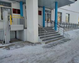 Вход в здание, подъёмник и пандус.